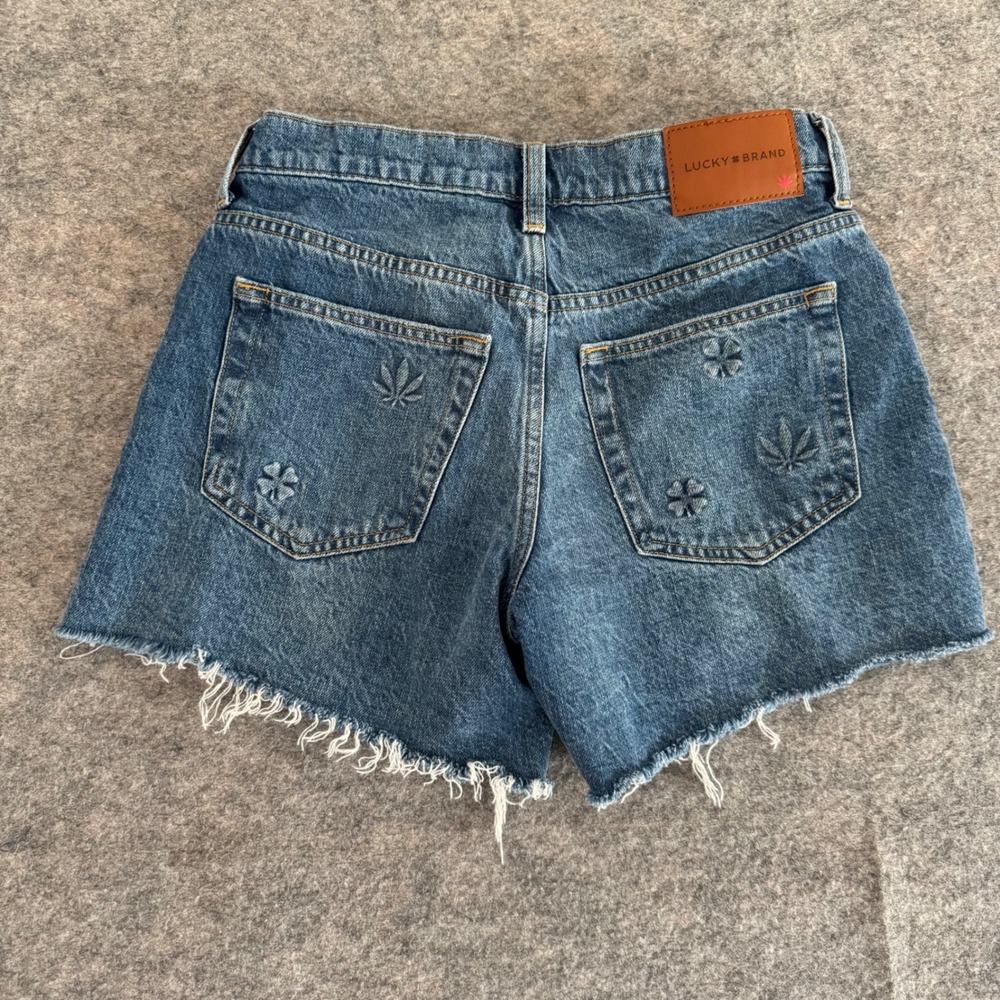 Lucky Brand 2/26 (27x4.5) Blue Embossed Hemp Leaf Clover 90s Midi Denim Shorts - Picture 3 of 13